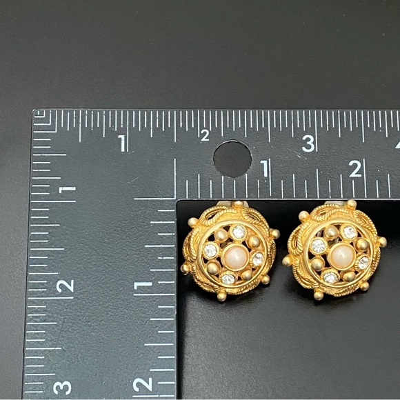 Vintage Unsigned Gold-tone Faux Pearl Rhinestones Dome Clip On Earrings 24g - Picture 9 of 13